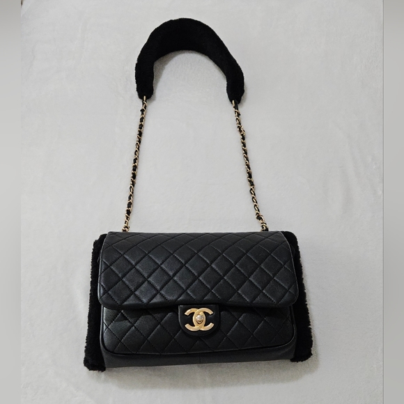CHANEL Classic lambskin and shearling muff handbag quilted Handwarmer Chain bag - Picture 3 of 16